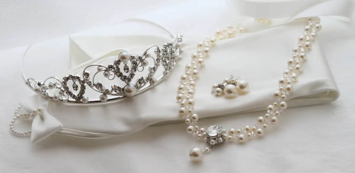 Jaka biżuteria do sukni ślubnej? Oto sekrety idealnego dopasowania