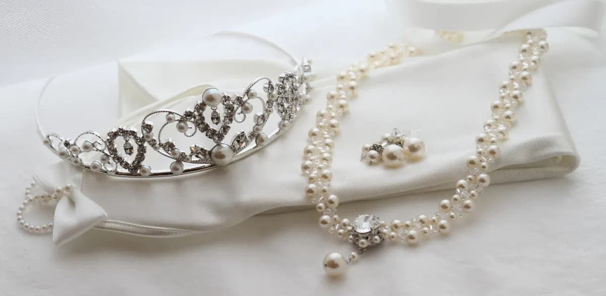 Jaka biżuteria do sukni ślubnej? Oto sekrety idealnego dopasowania