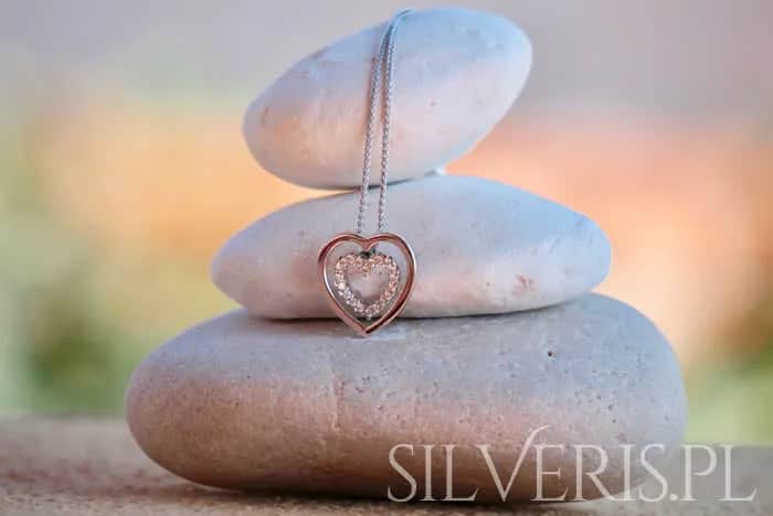 Naszyjnik z krzyżykiem bocznym - co oznacza jego kontrowersyjne znaczenie?