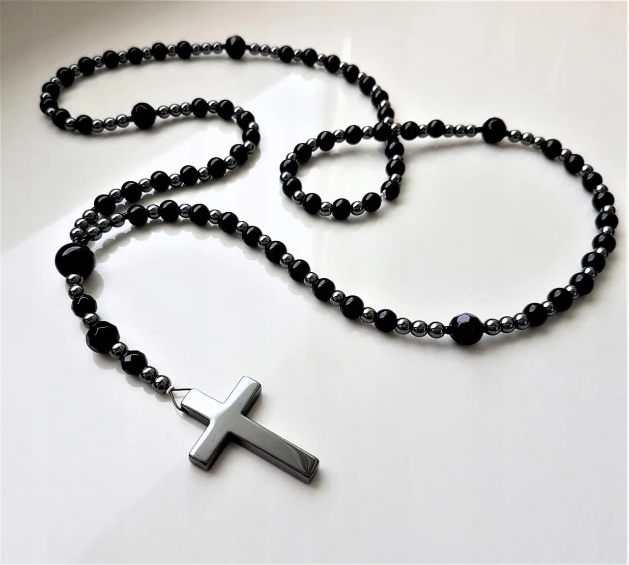 Naszyjnik jak różaniec – elegancka biżuteria z głębokim znaczeniem