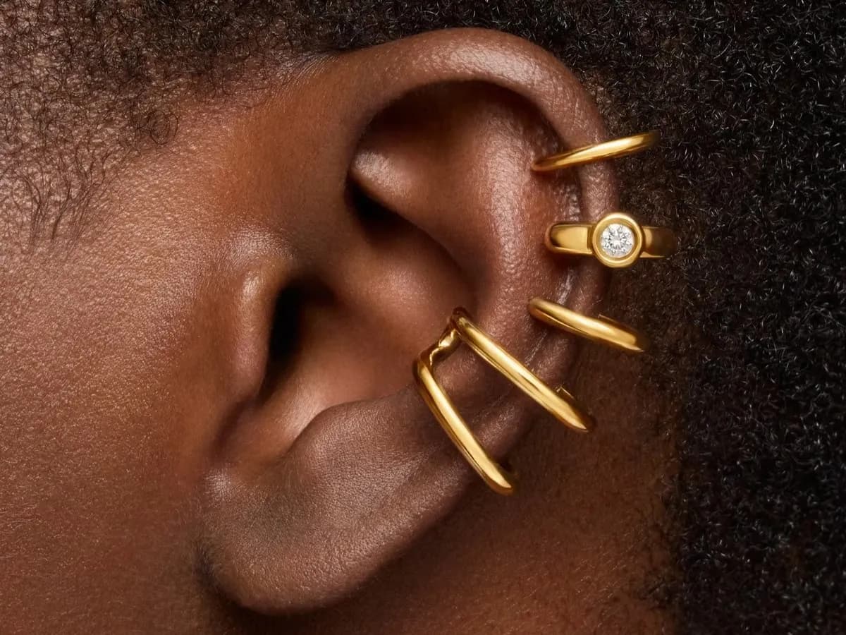 Kolczyki z mosiądzu czy czernieją? Jak uniknąć ciemnienia biżuterii