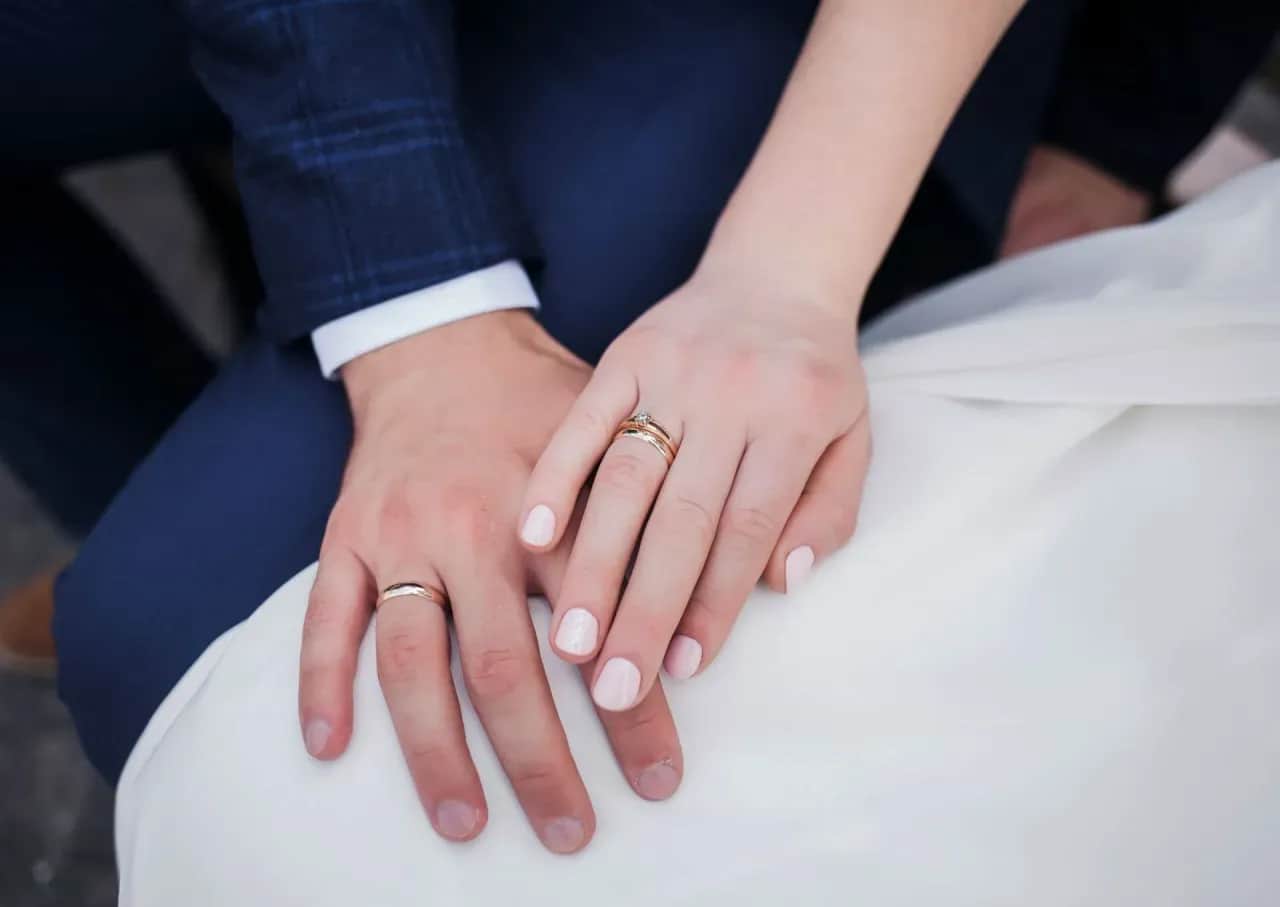 Na którym palcu rozwódka nosi obrączkę? Odkryj osobiste wybory