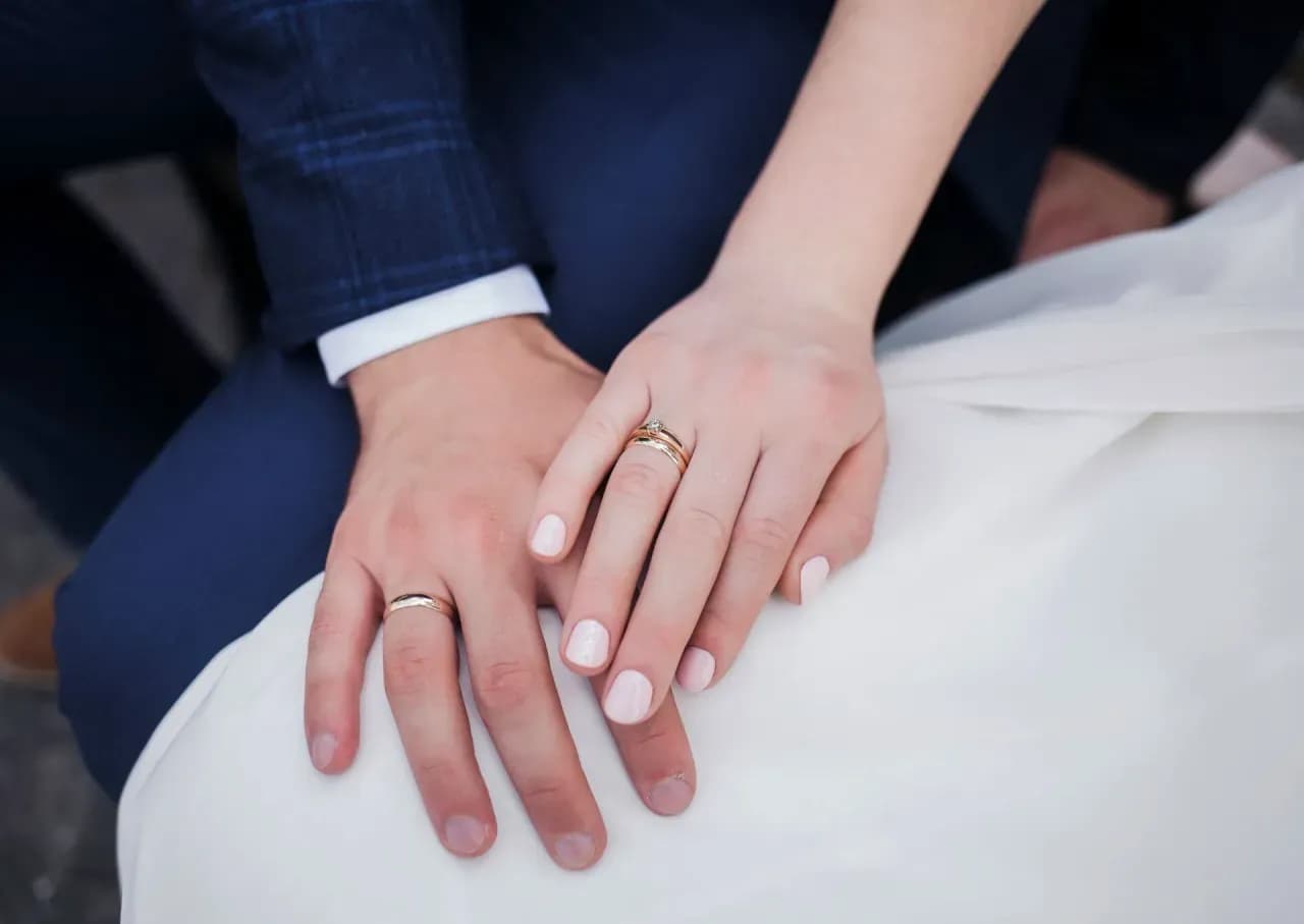 Na którym palcu rozwódka nosi obrączkę? Odkryj osobiste wybory