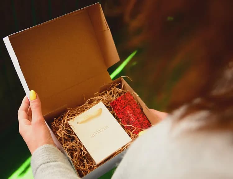 Jak zapakować naszyjnik, aby uniknąć uszkodzeń i zachwycić prezentem