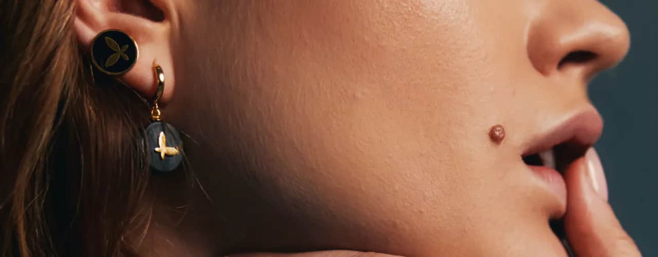 Naszyjnik skrzydła co oznacza? Odkryj jego głębokie znaczenie emocjonalne