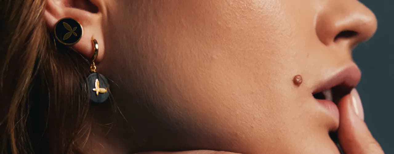 Naszyjnik skrzydła co oznacza? Odkryj jego głębokie znaczenie emocjonalne