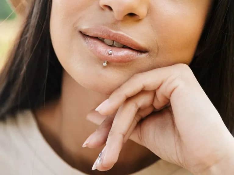 Jak dbać o kolczyk w wardze, aby uniknąć infekcji i bólu