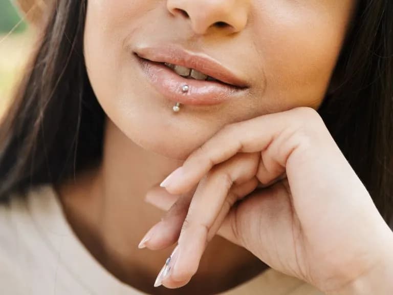 Jak dbać o kolczyk w wardze, aby uniknąć infekcji i bólu