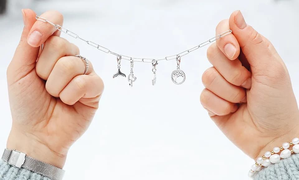 Jak wyczyścić srebrną biżuterię – proste metody na idealny blask