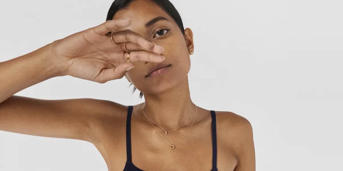 Jaka biżuteria do czarnej sukienki, aby wyglądać olśniewająco?