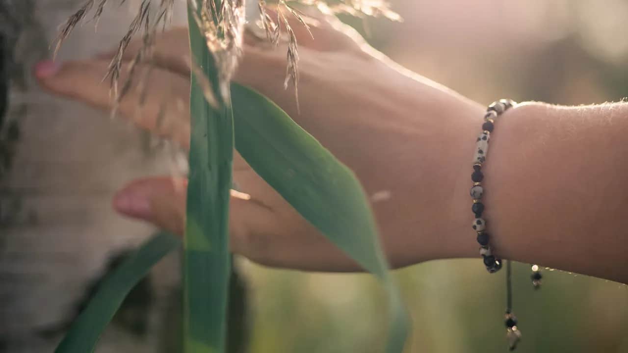 Na której ręce nosić bransoletkę z kamieni, by przyciągnąć energię?