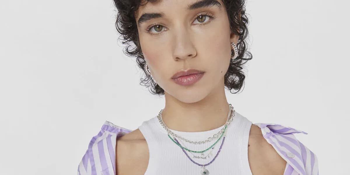 Jakie naszyjniki do dekoltu wybrać, by uniknąć modowych wpadek?