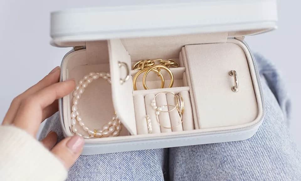 Jak przechowywać biżuterię, aby uniknąć uszkodzeń i zachować blask