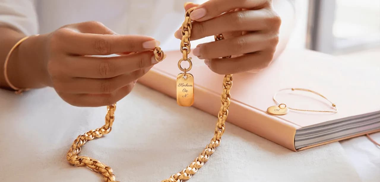 Jak wyczyścić naszyjnik, by nie uszkodzić jego blasku i wartości