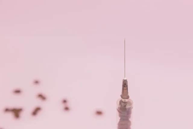 Jaka igła do kolczyka w pępku? Wybierz bezpieczne rozwiązanie