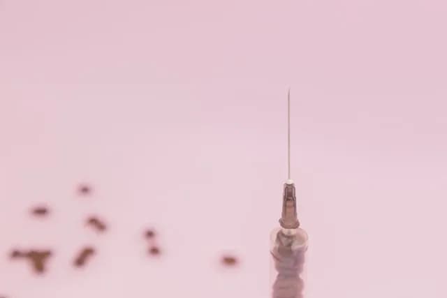 Jaka igła do kolczyka w pępku? Wybierz bezpieczne rozwiązanie