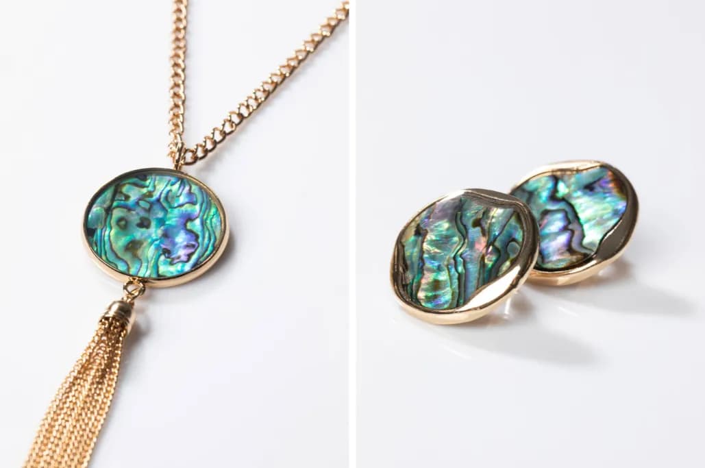 Jaki naszyjnik do szarej sukienki, by uniknąć modowej wpadki?