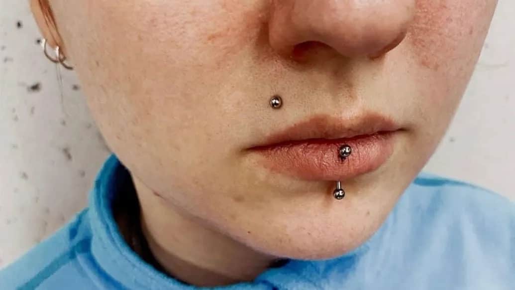 Ile kosztuje kolczyk w wardze dolnej? Sprawdź, co wpływa na cenę