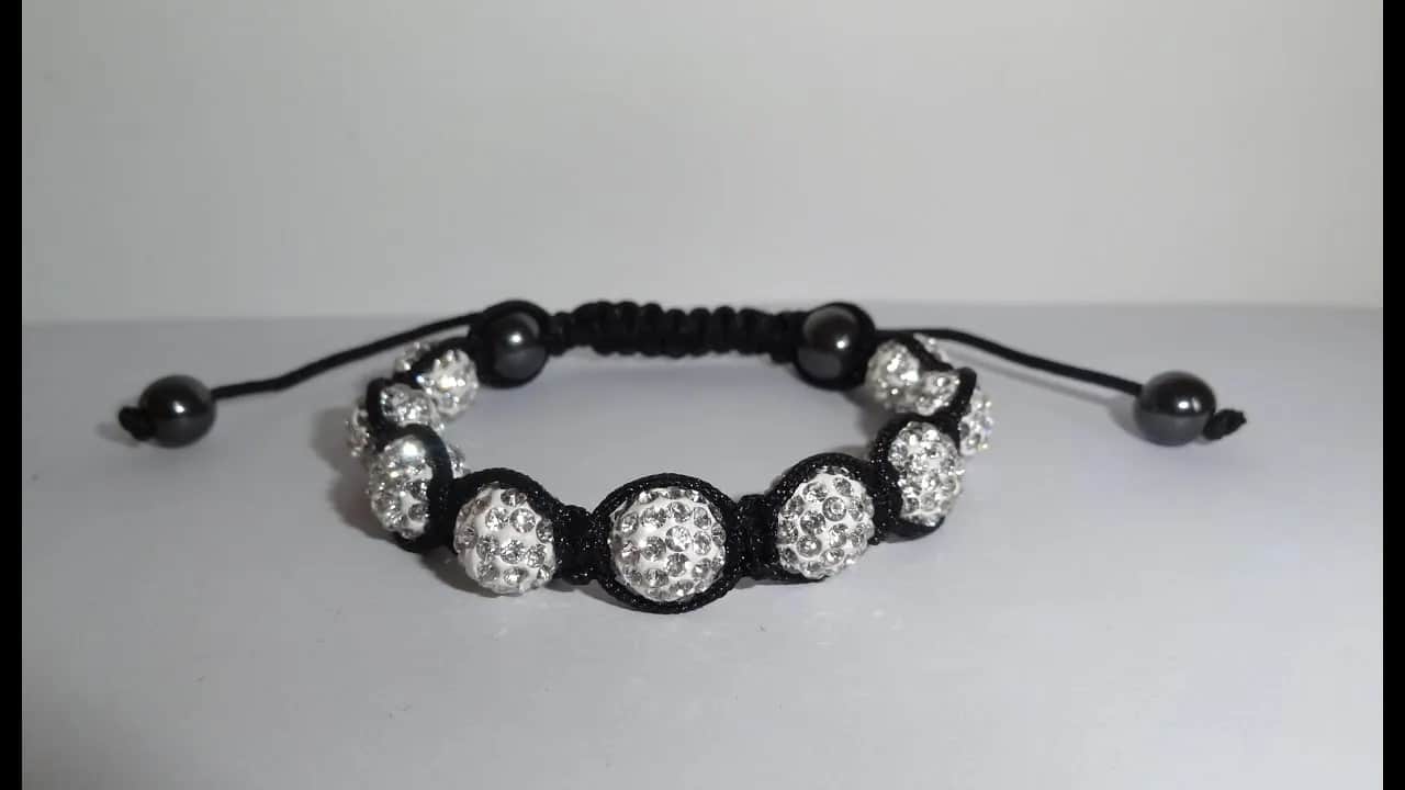 Jak związać bransoletkę ze sznurka - proste węzły krok po kroku