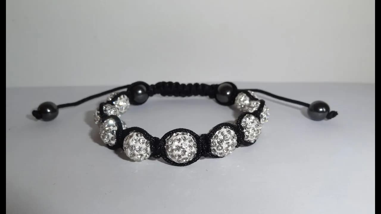 Jak związać bransoletkę ze sznurka - proste węzły krok po kroku