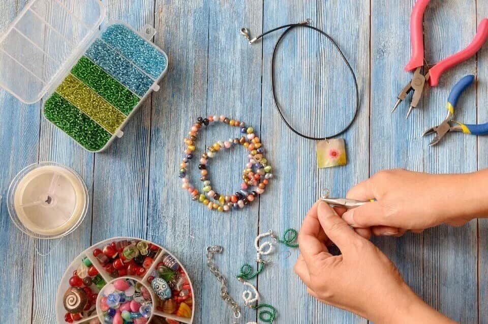 Jak zacząć robić biżuterię: proste techniki i materiały dla początkujących