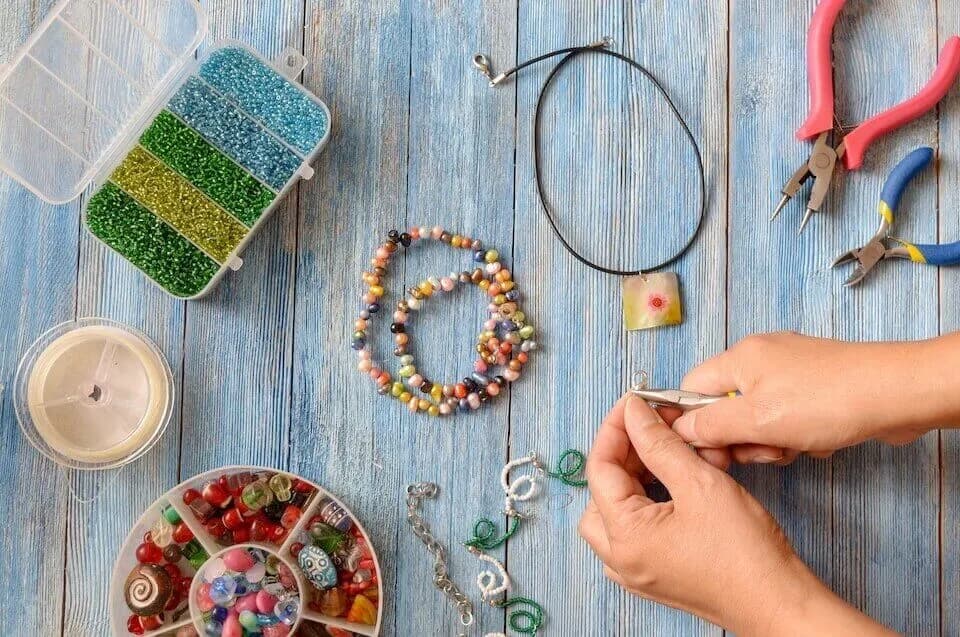 Jak zacząć robić biżuterię: proste techniki i materiały dla początkujących