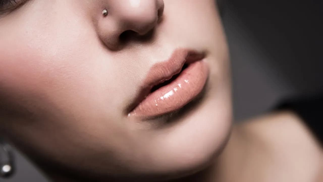 Jak ukryć kolczyk w nosie? Skuteczne sposoby na niewidoczność