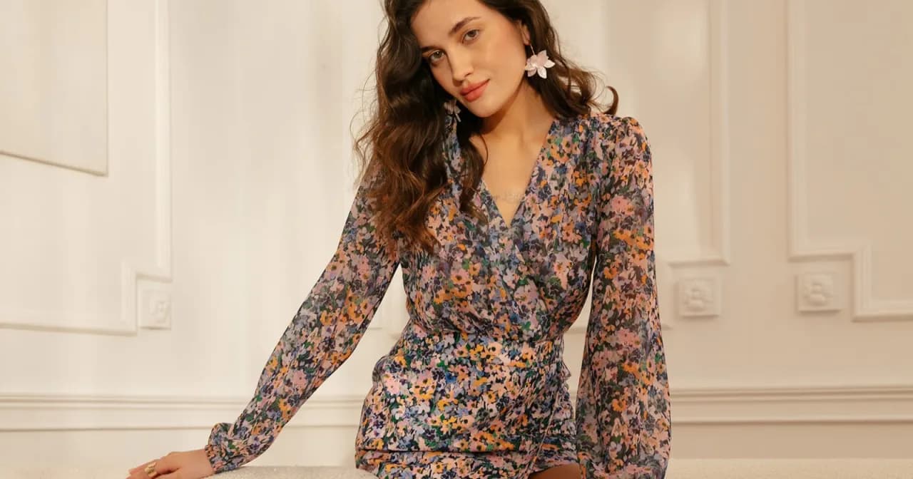 Jakie naszyjniki najlepiej pasują do sukienki w kwiaty? Sprawdź!