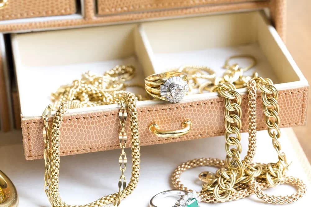 Czym się różni wisiorek od naszyjnika? Odkryj kluczowe różnice