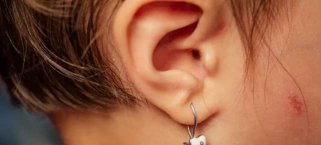 Kiedy po przekłuciu uszu można zmienić kolczyki, aby uniknąć bólu?