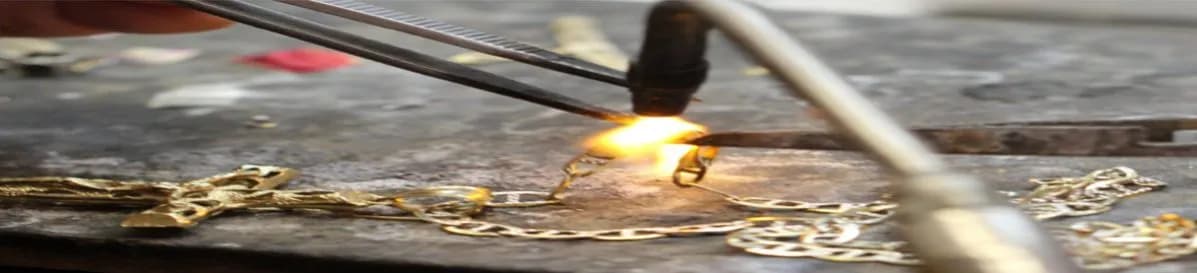 Ile kosztuje dorobienie kolczyka? Ceny, które mogą zaskoczyć