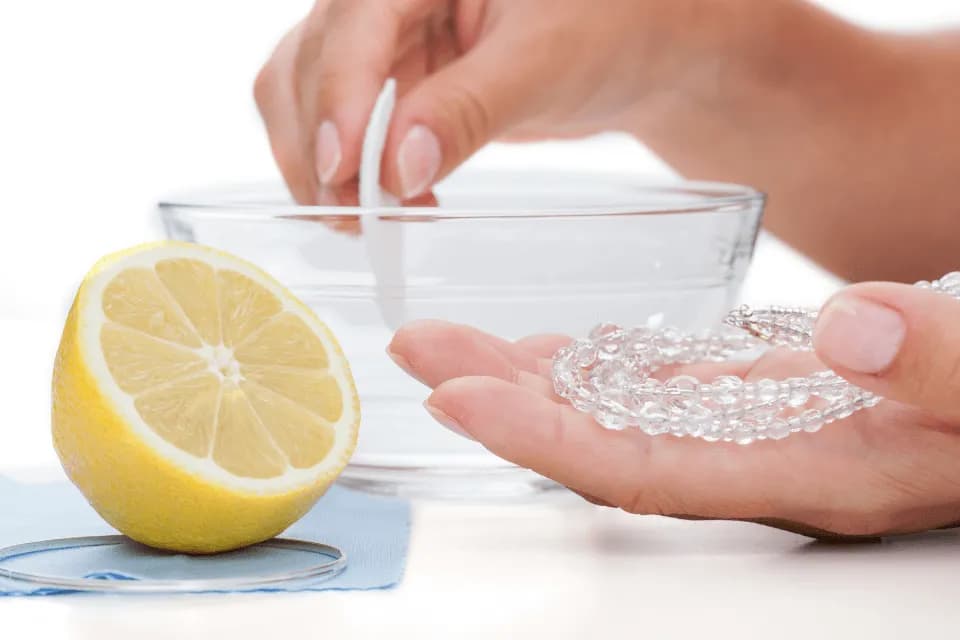 Jak wyczyścić metalową biżuterię: skuteczne metody i błędy do uniknięcia