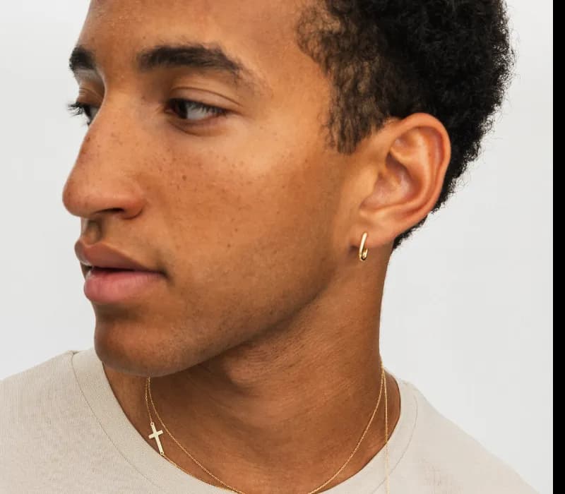 Kolczyk u mężczyzny w którym uchu? Odkryj znaczenie i style