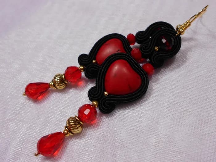 Jak zrobić kolczyki z sutaszu - proste kroki do pięknych efektów