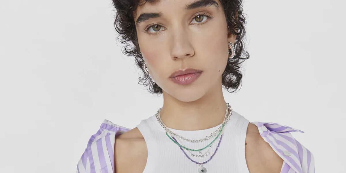 Jakie naszyjniki najlepiej pasują do dekoltu w serek? Odkryj idealne wybory