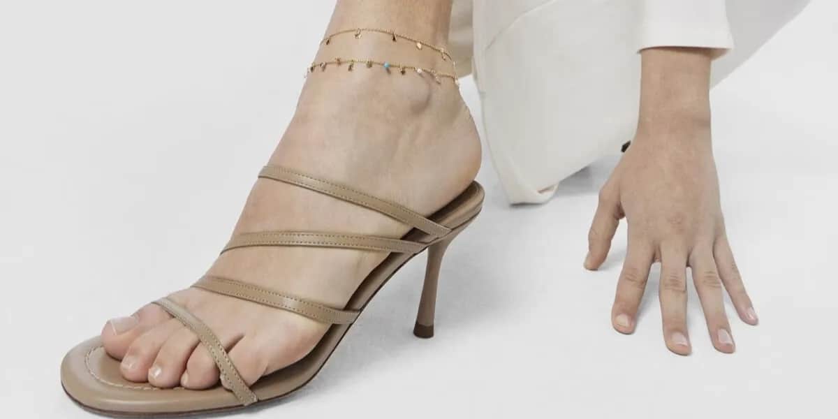 Bransoletka na nodze znaczenie: odkryj jej fascynujące symbole i historię