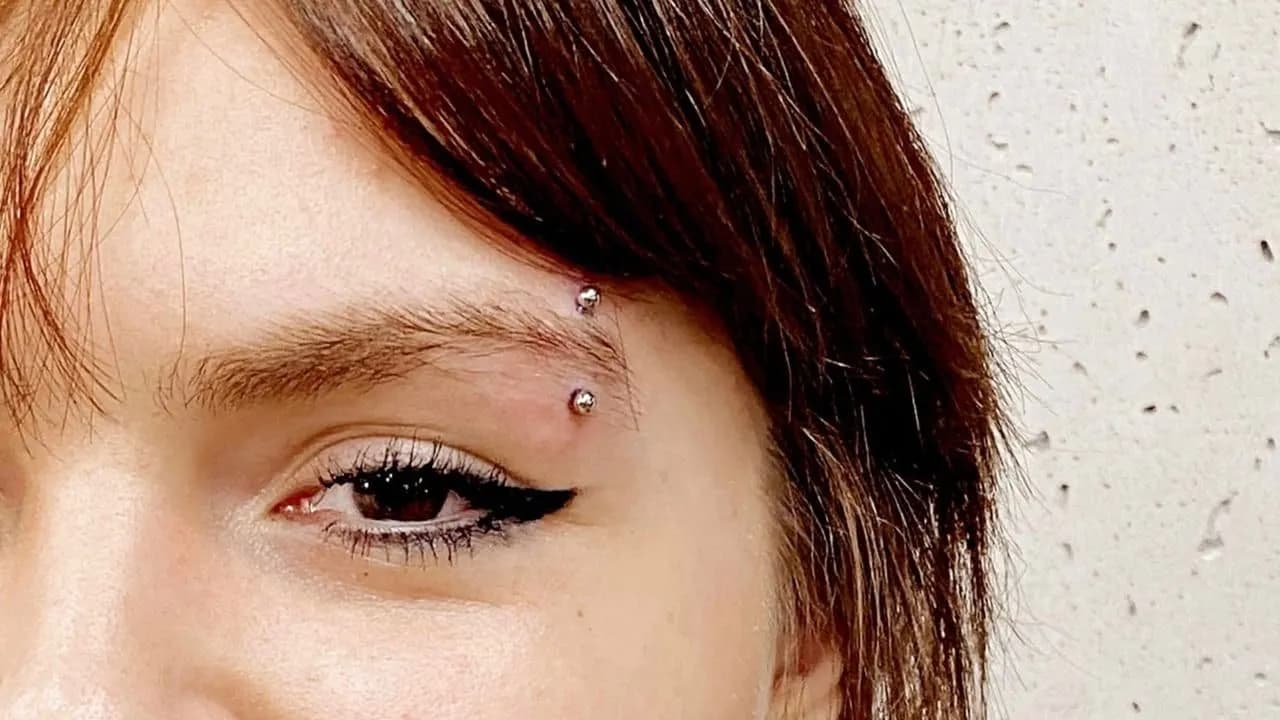 Kolczyk w brwi czy można wyjmować? Sprawdź, kiedy to bezpieczne
