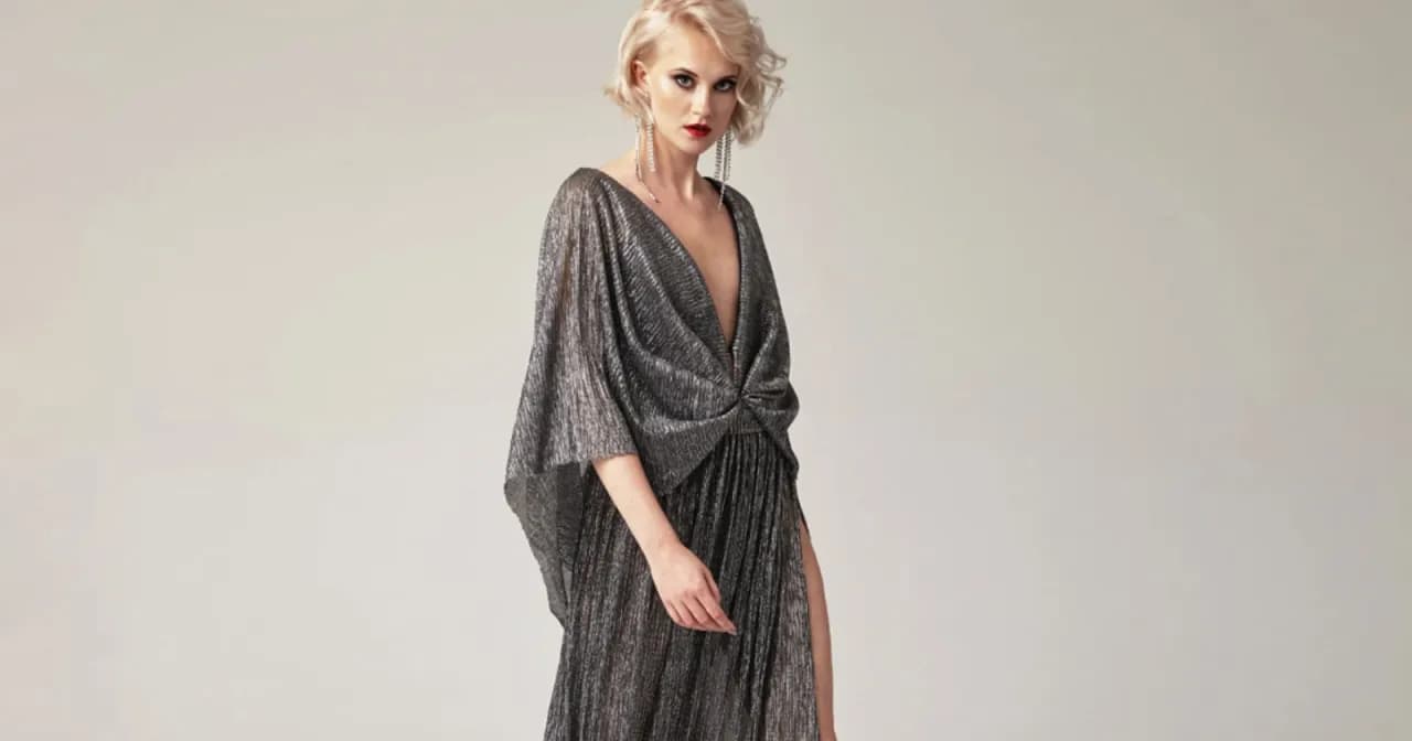 Jaka biżuteria do srebrnej sukienki, aby wyglądać olśniewająco?