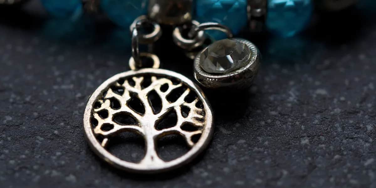 Znaczenie drzewka szczęścia w biżuterii: symbolika i emocje