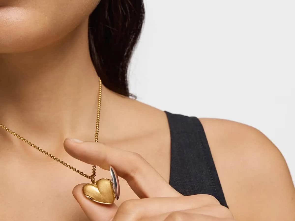 Czy pozłacana biżuteria czernieje? Odkryj przyczyny i sposoby ochrony