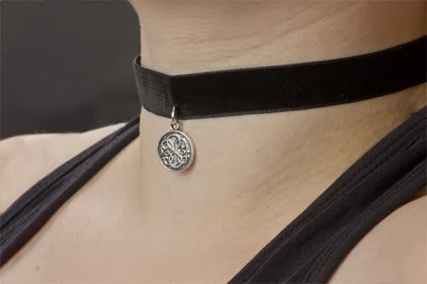 Jak zrobić naszyjnik choker – łatwe metody na unikalny dodatek